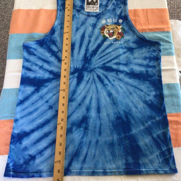 Bundle of mens summer stuff. 2 tank tops and a pair of comfy shorts. - Picture 5 of 13